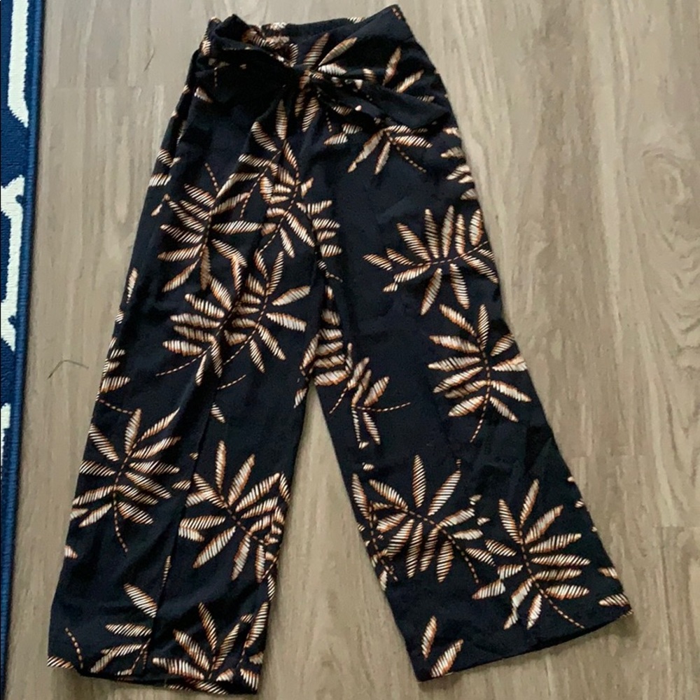 Wide leg flowy cropped pants. Size XS.